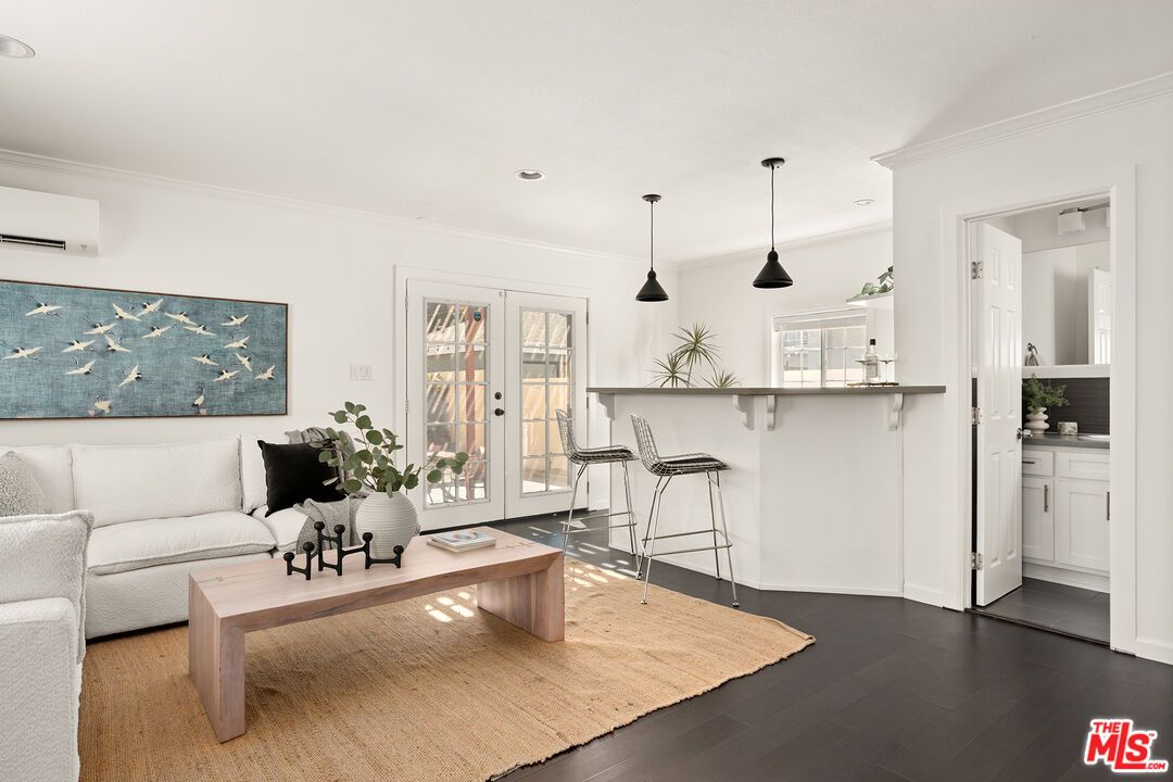 Interior, Living room, Pendant Lights, Recessed Lighting, Wood Texture Flooring