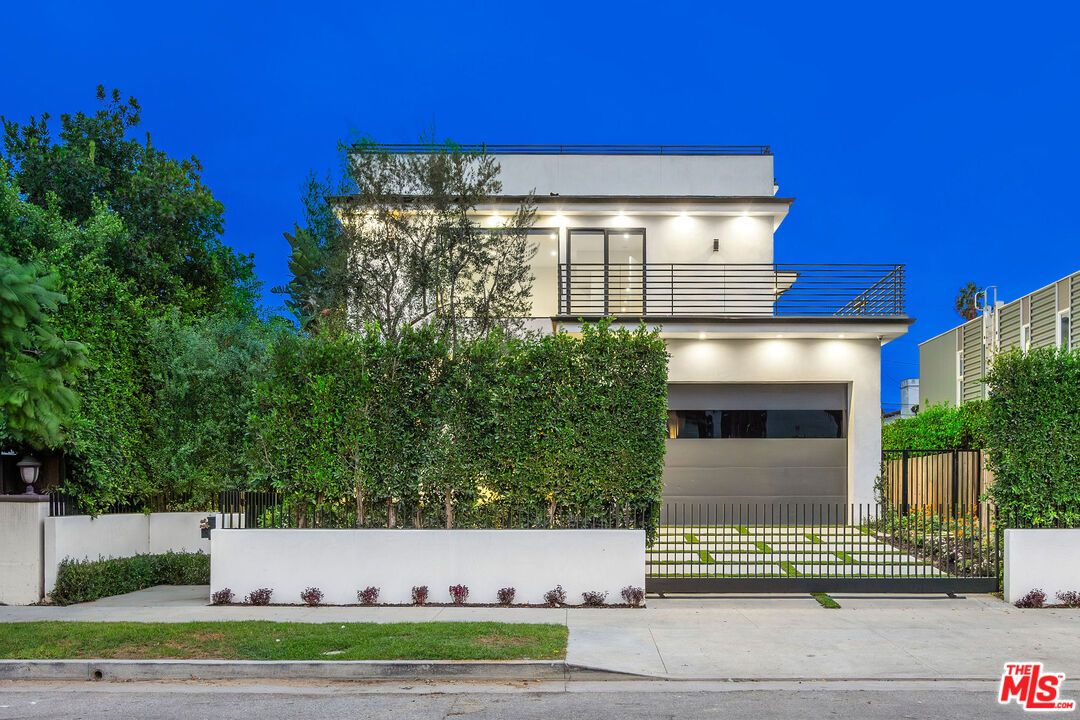 Attached, Exterior, Facade, Modern