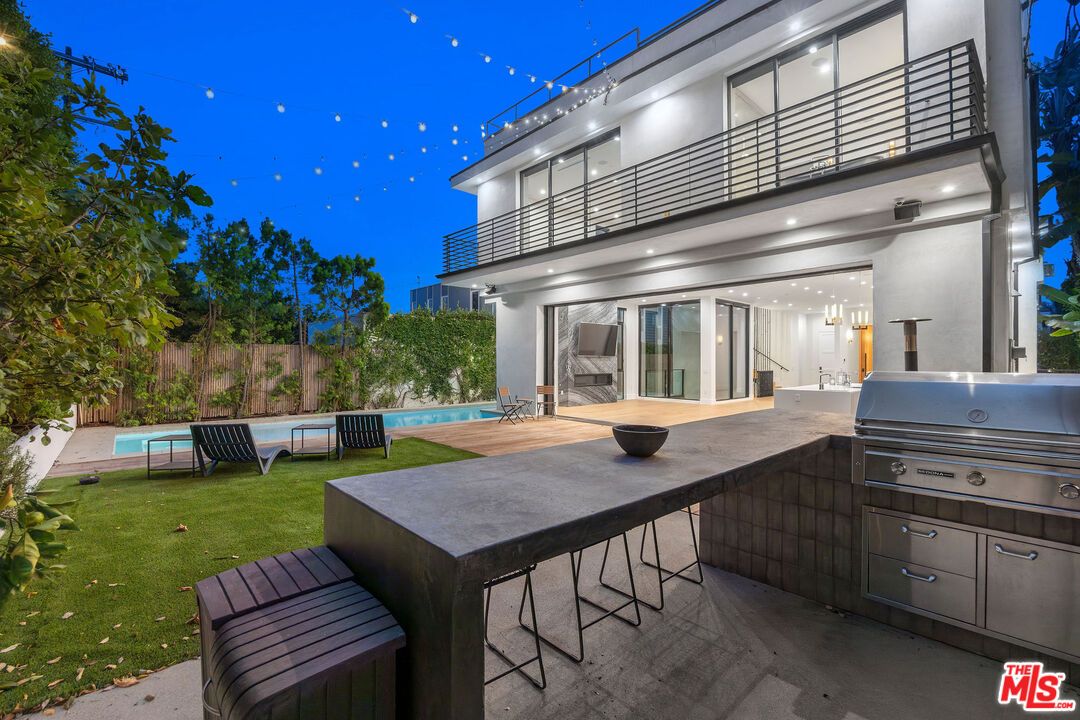 Exterior, Outdoor Kitchen, Pool