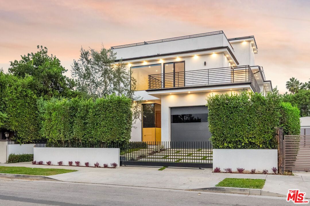 Attached, Exterior, Facade, Modern