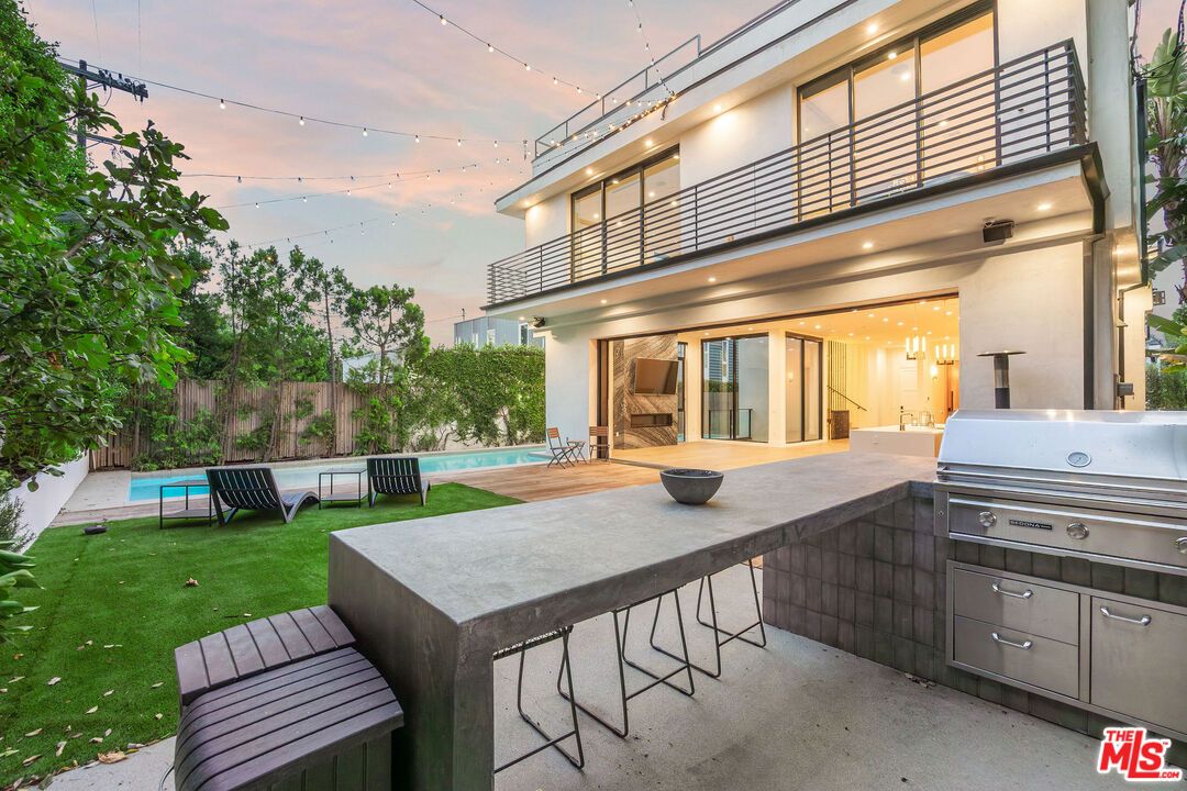 Exterior, Outdoor Kitchen, Pool