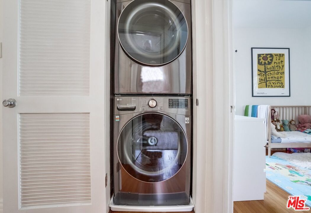 Interior, Utility Closets, Washer, Wood Texture Flooring