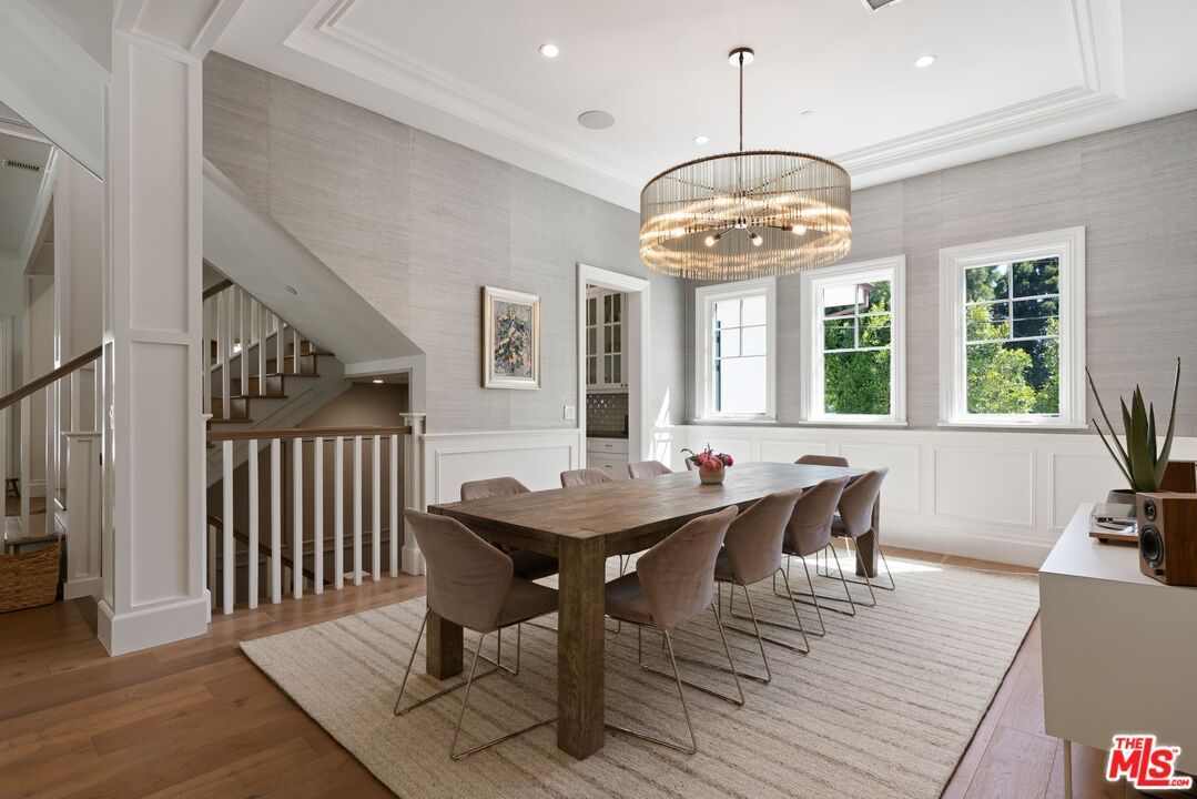 Chandelier, Dining room, Interior, Recessed Lighting, Wood Texture Flooring