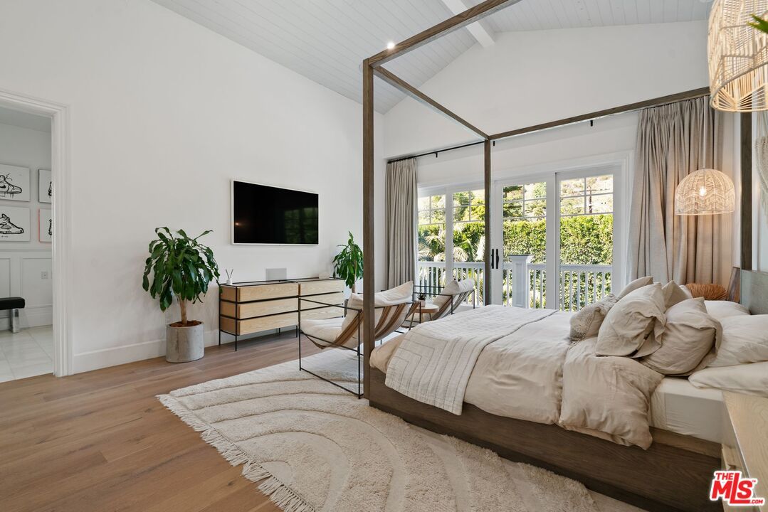 Bedroom, Interior, Pendant Lights, Wood Texture Flooring
