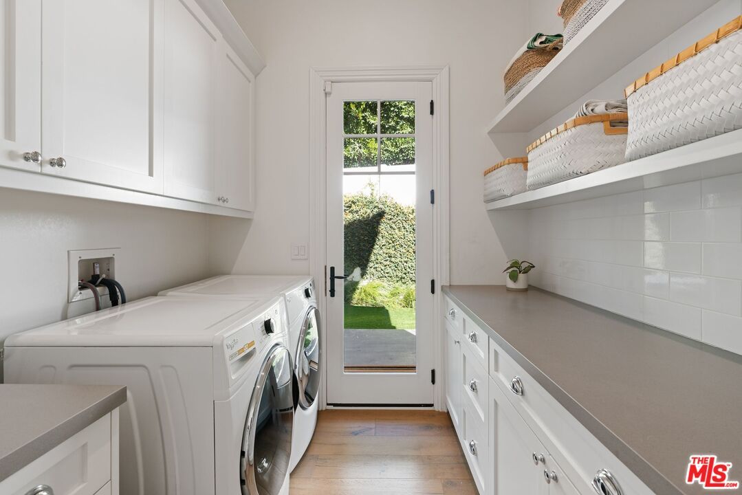 Interior, Washer, Wood Texture Flooring