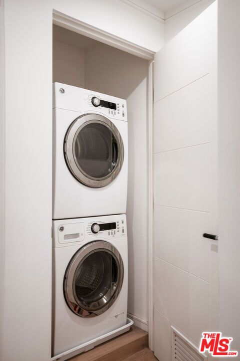 Interior, Utility Closets, Washer, Wood Texture Flooring