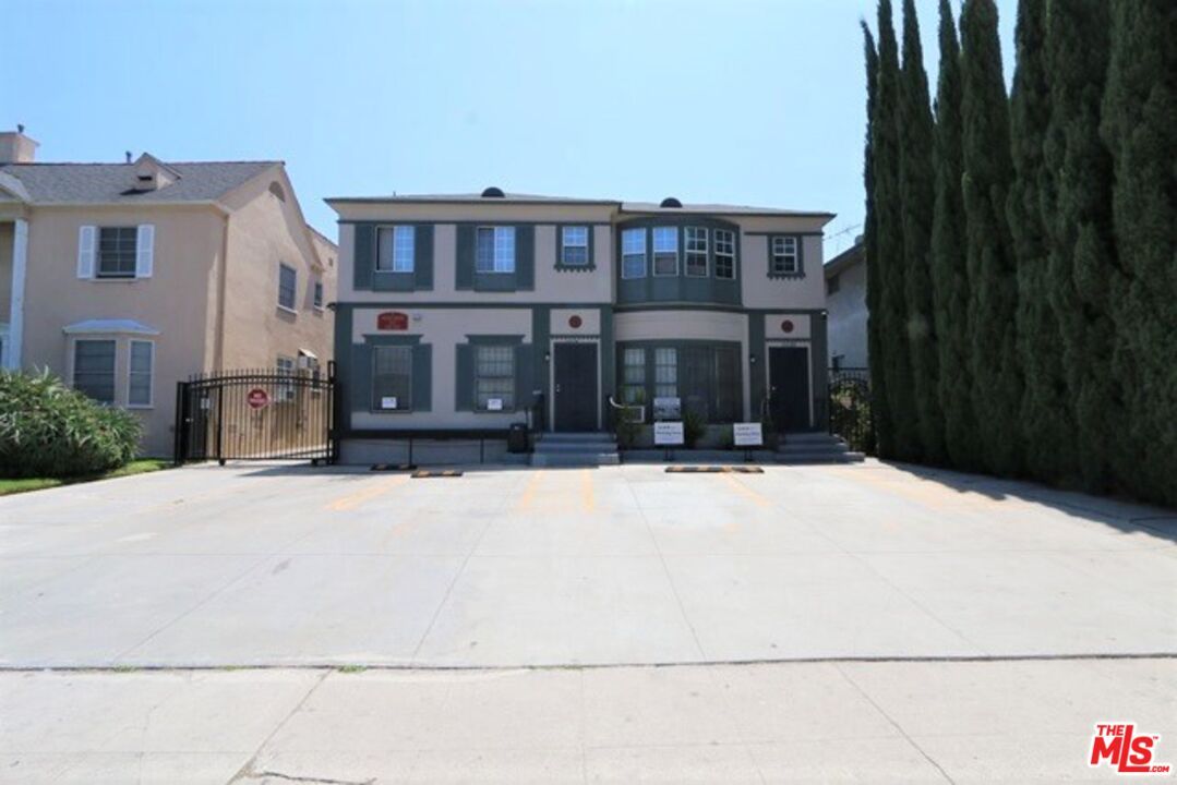 Exterior, Facade, Rowhouse