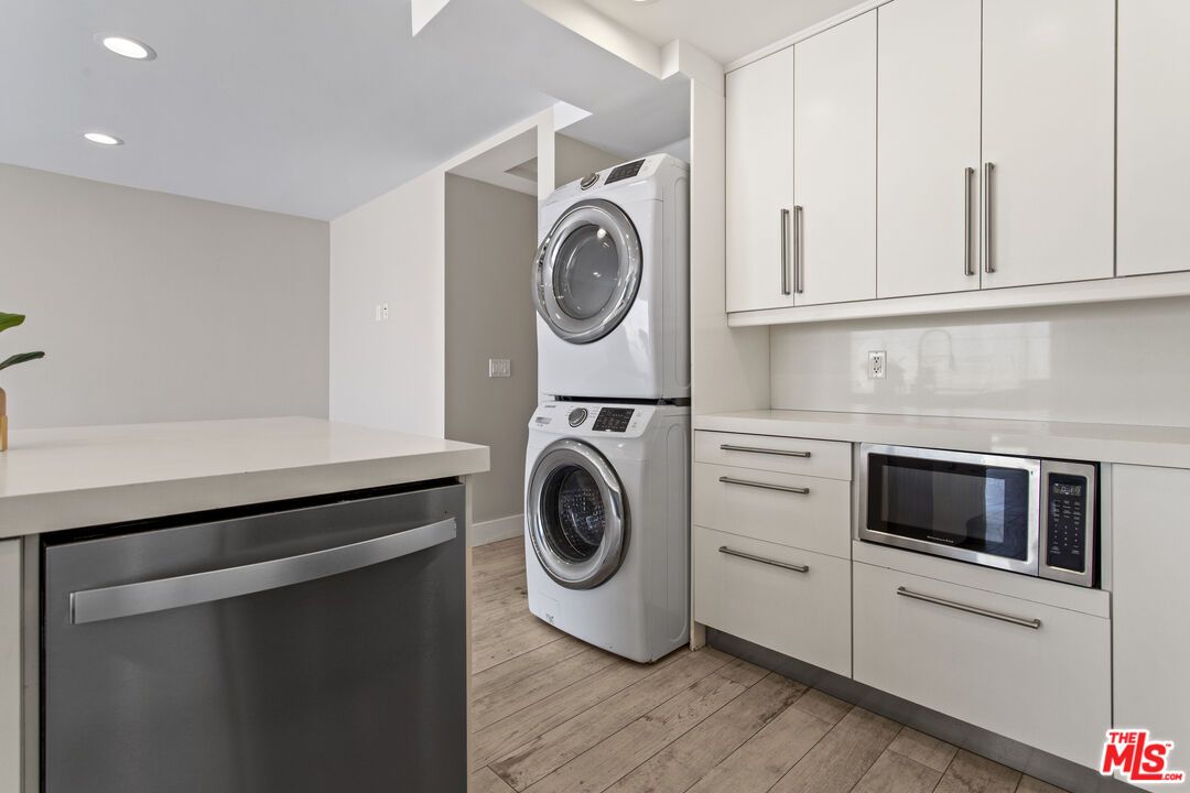 Interior, Recessed Lighting, Washer, Wood Texture Flooring