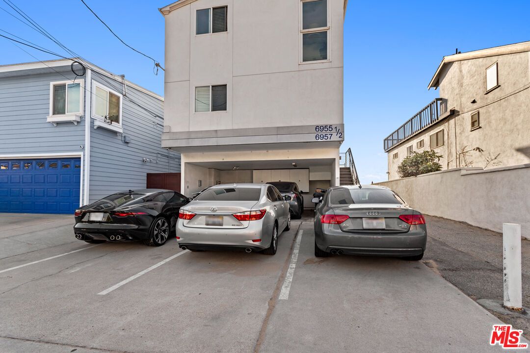 Attached, Exterior, Facade, Rowhouse