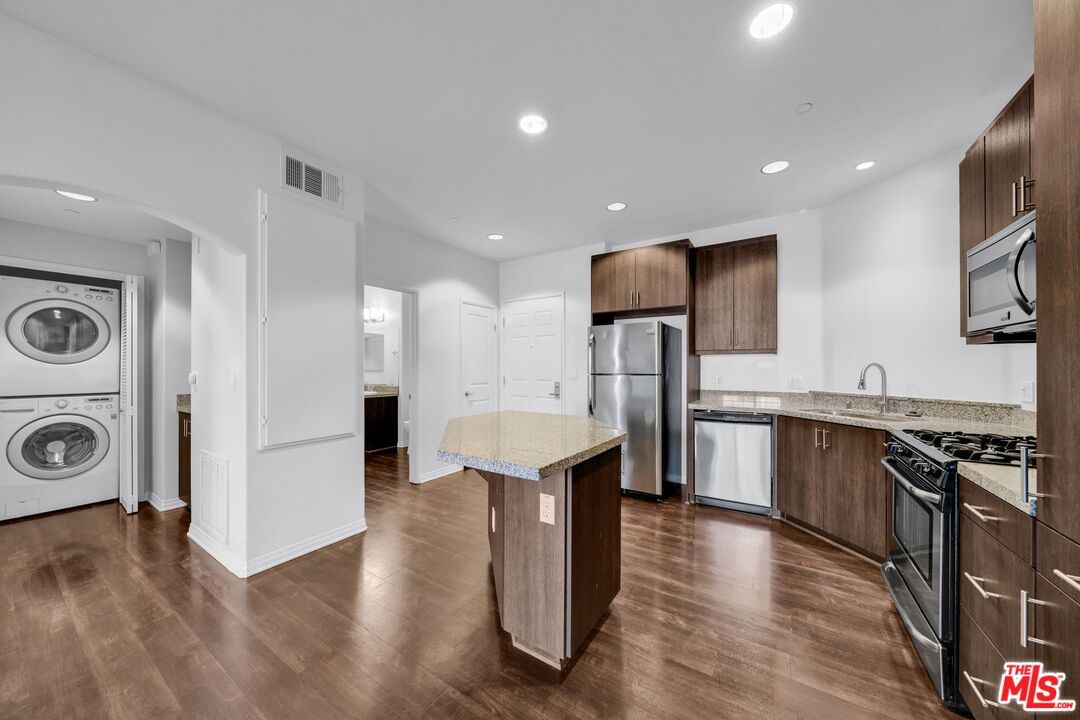Interior, Kitchen, Recessed Lighting, Washer, Wood Texture Flooring
