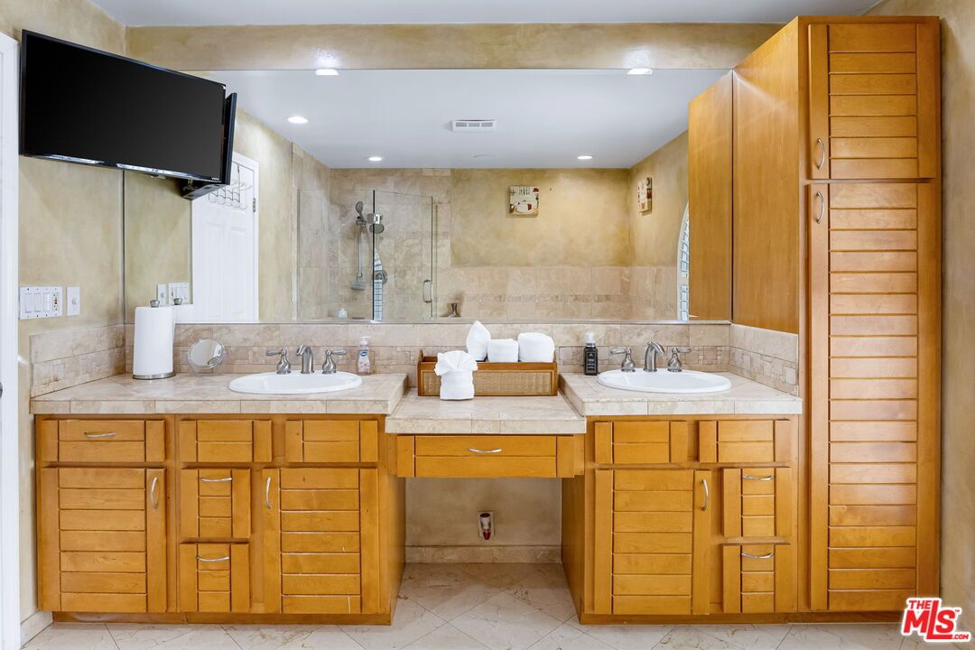 Bathroom, Dual Sink Vanities, Interior, Recessed Lighting
