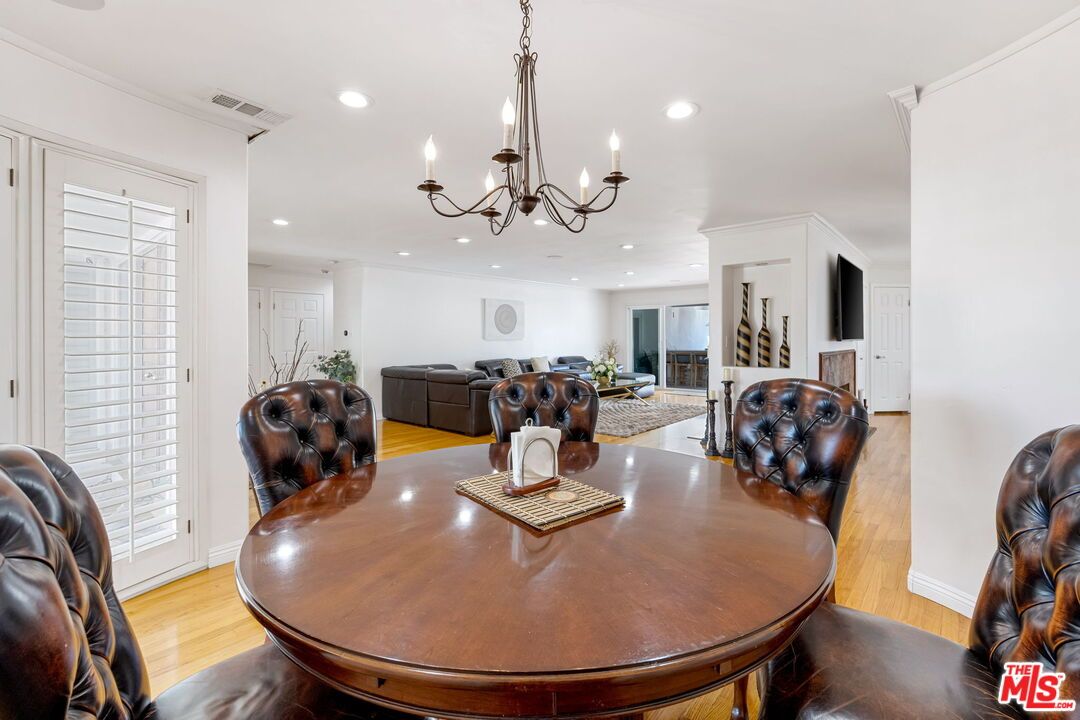 Chandelier, Dining room, Interior, Recessed Lighting, Wood Texture Flooring