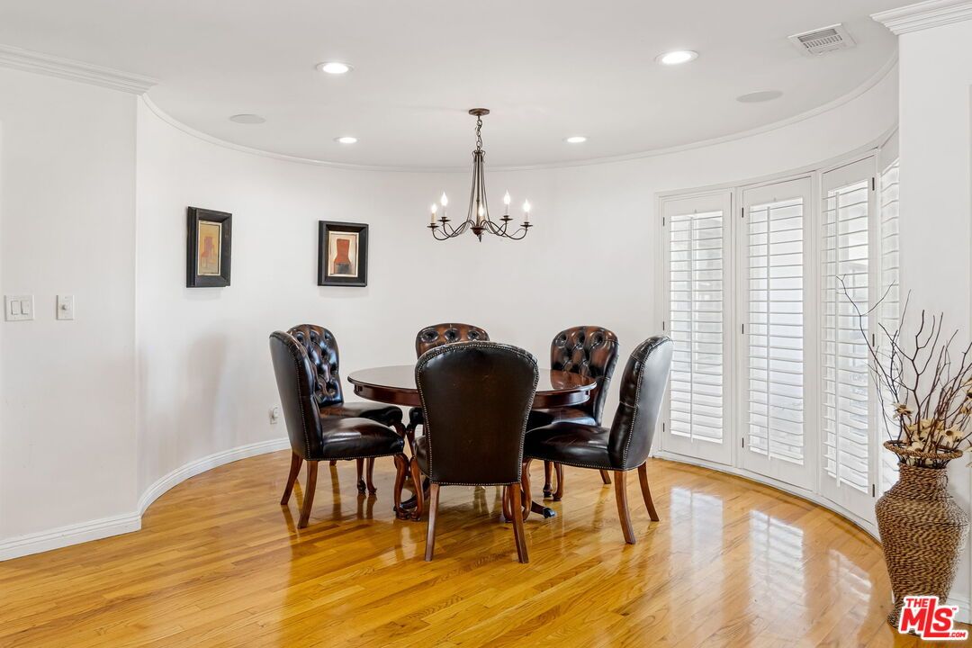 Chandelier, Dining room, Interior, Recessed Lighting, Wood Texture Flooring