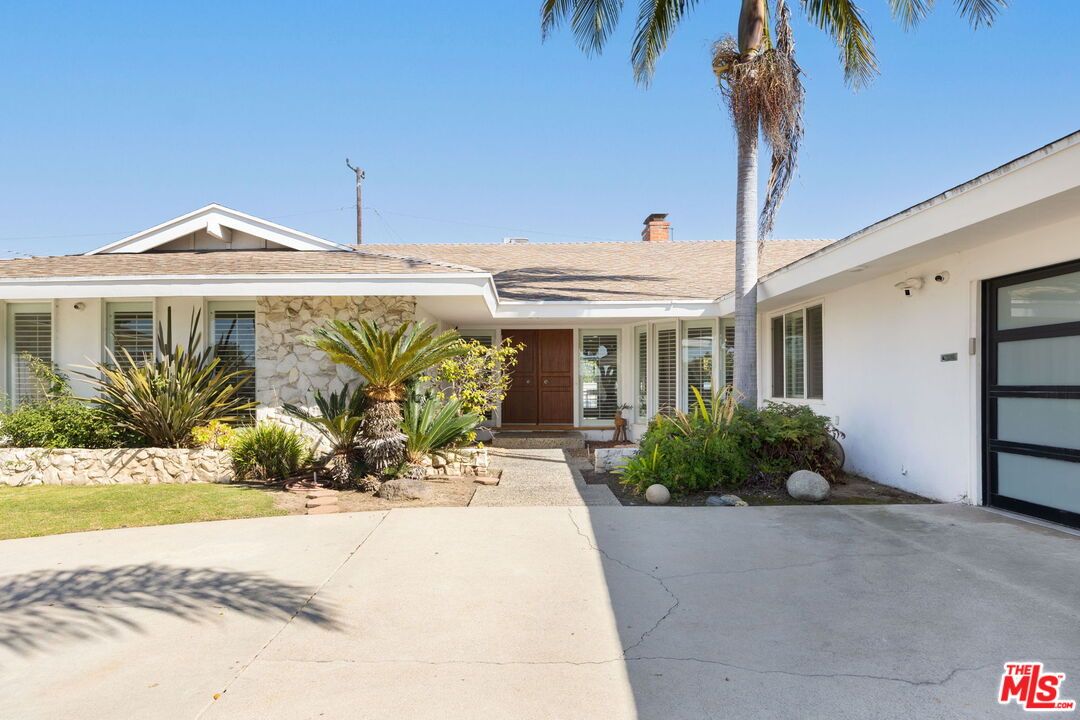 Exterior, Facade, Ranch