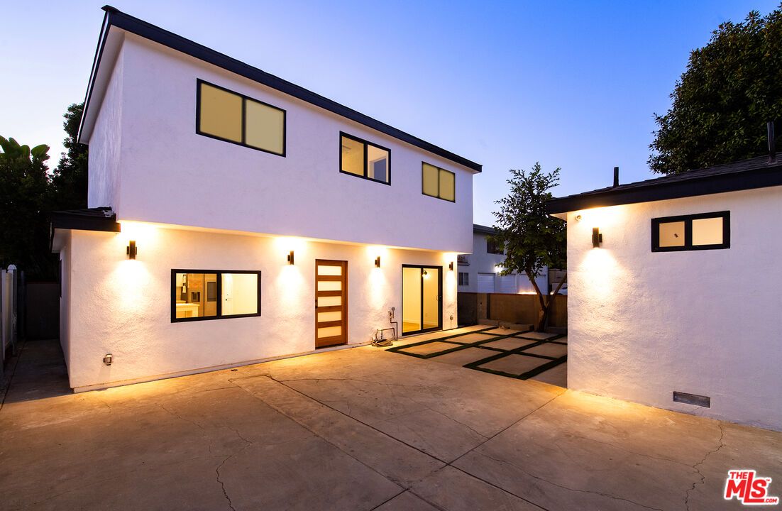 Exterior, Facade, Modern