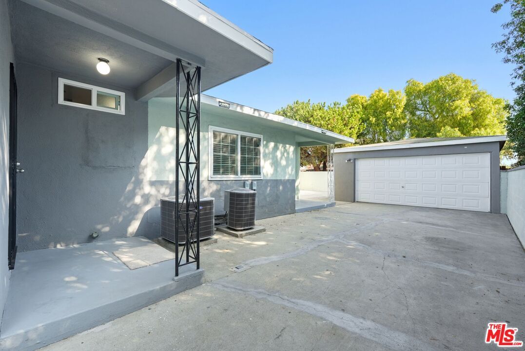 Detached Garage, Exterior