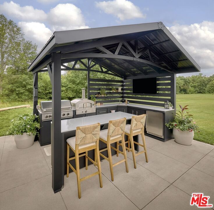 Exterior, Outdoor Kitchen