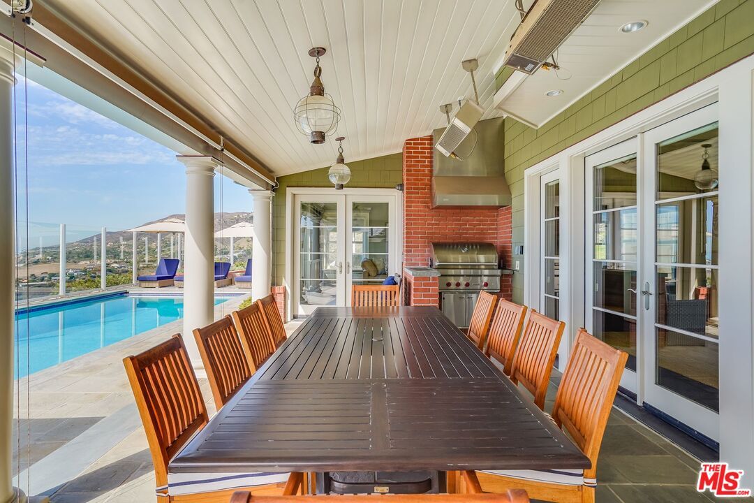 Exterior, Outdoor Kitchen, Pool