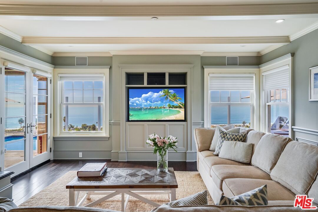 Interior, Living room, Recessed Lighting, Water, Wood Texture Flooring