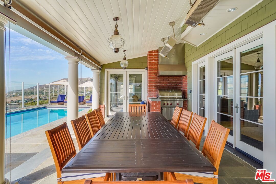 Exterior, Outdoor Kitchen, Pool