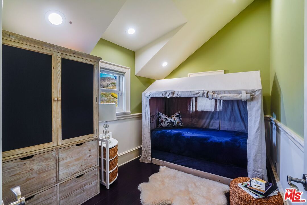 Interior, Recessed Lighting, Walk-in Closets, Wood Texture Flooring