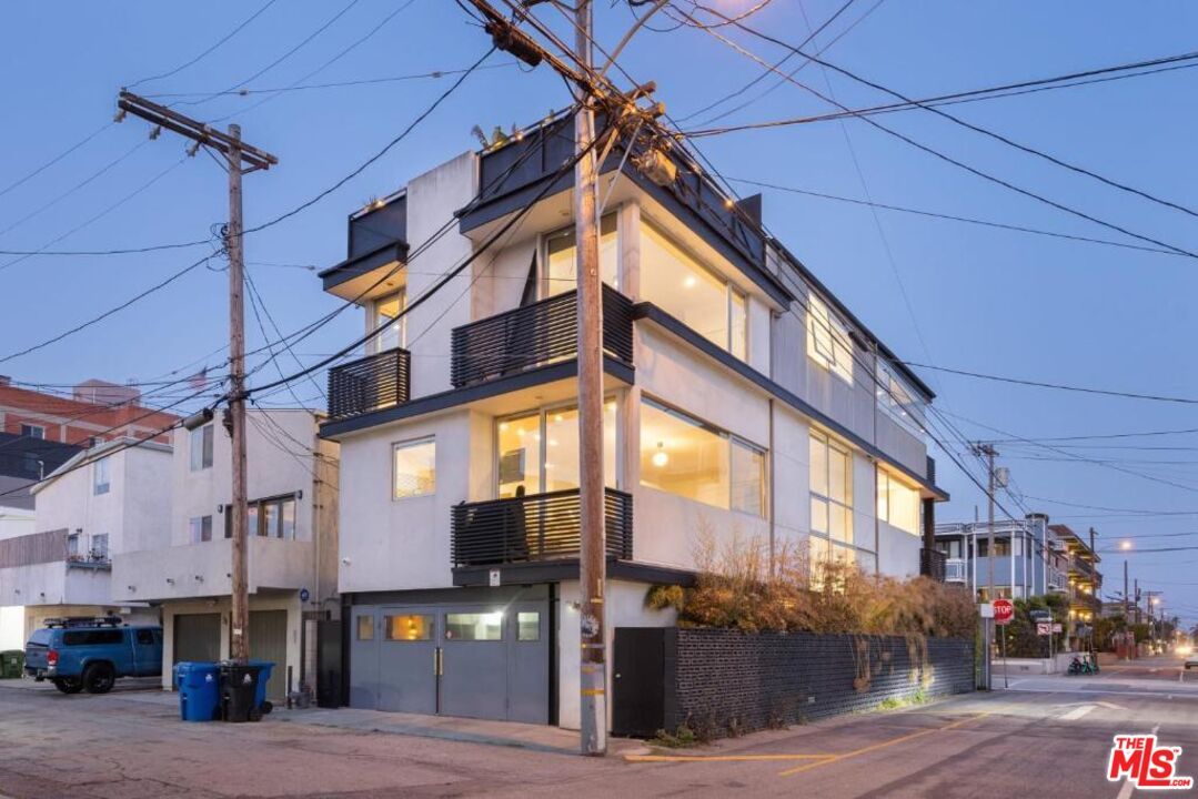 Exterior, Facade, Modern