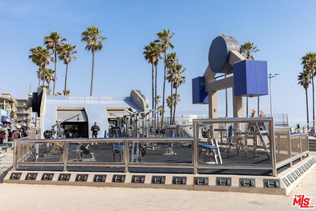 Exterior, Facade, Modern