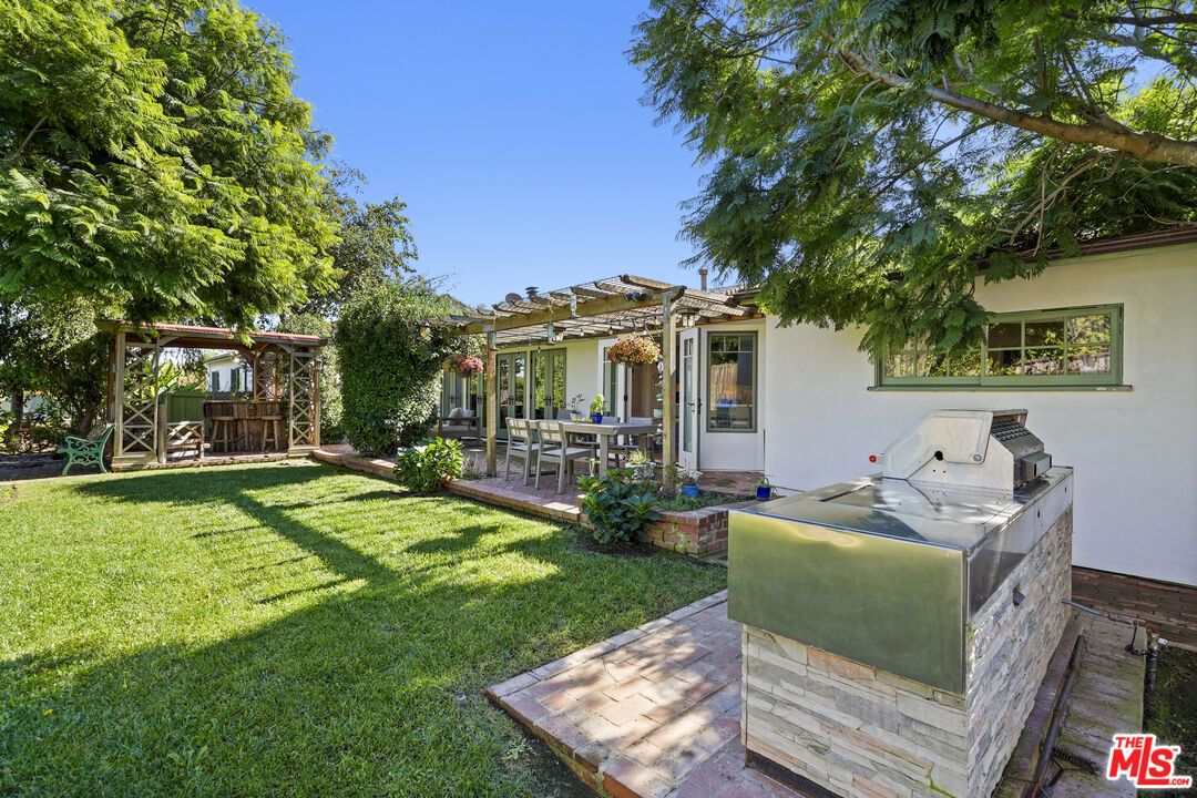 Backyard, Exterior, Outdoor Kitchen