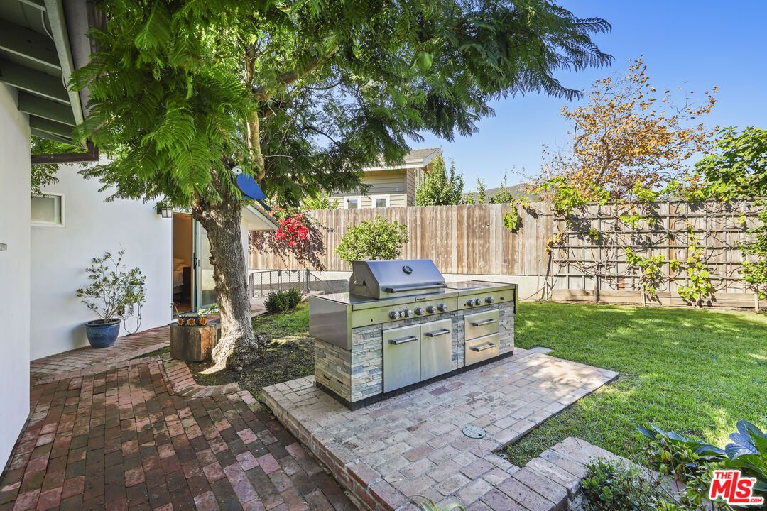 Backyard, Exterior, Outdoor Kitchen