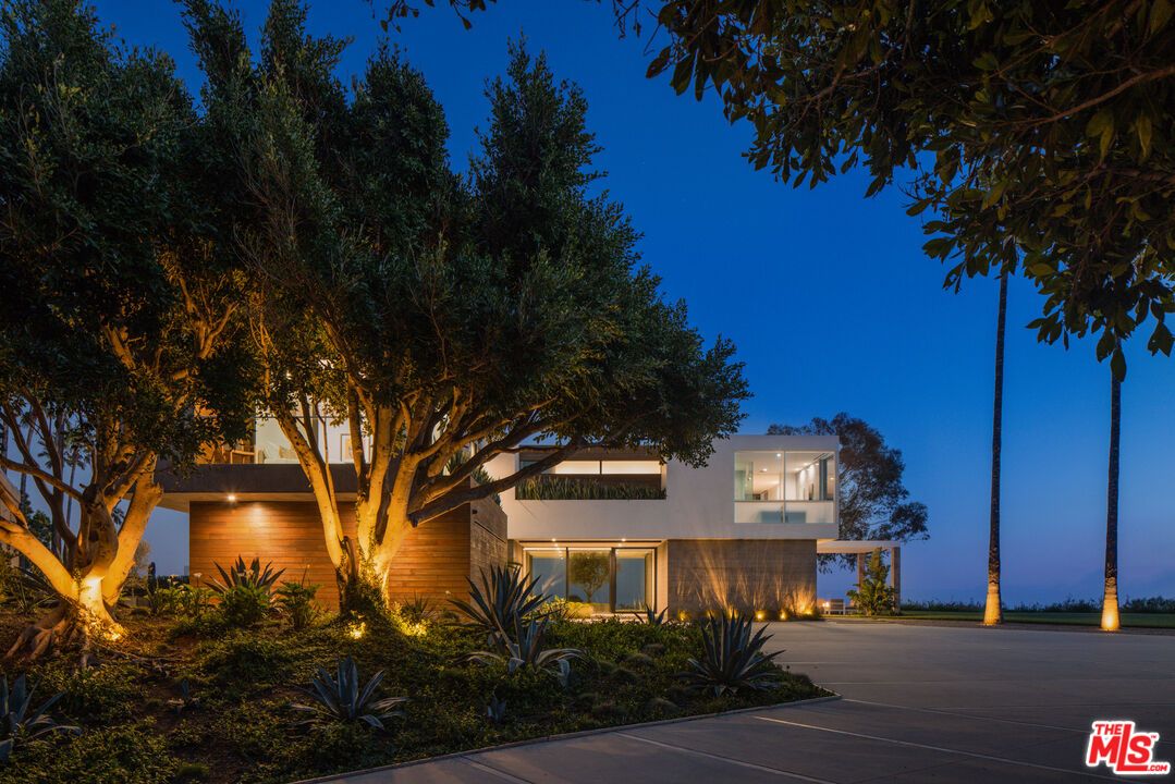 Exterior, Facade, Modern