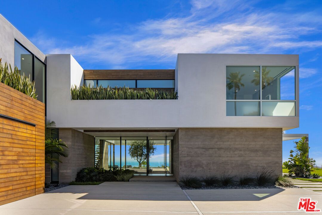 Exterior, Facade, Modern