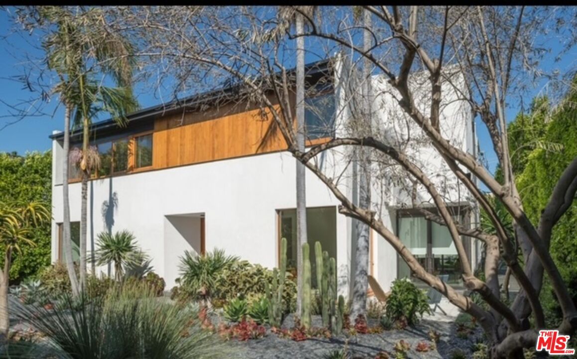 Exterior, Facade, Modern