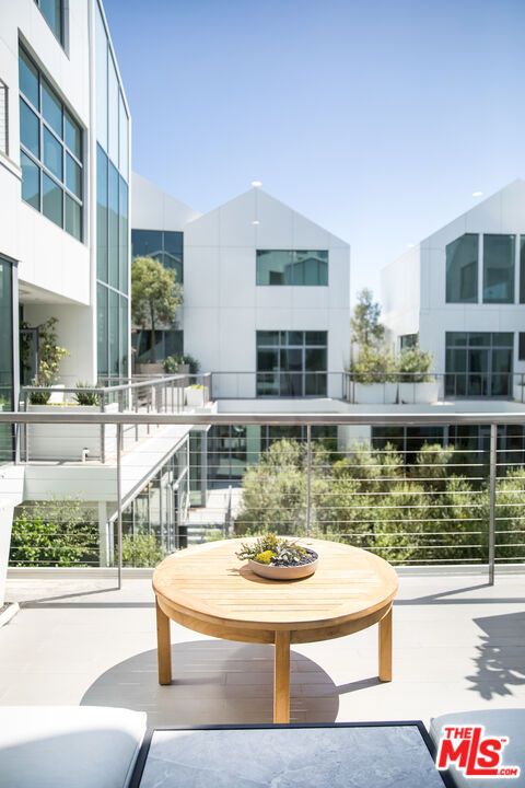 Exterior, Facade, Modern