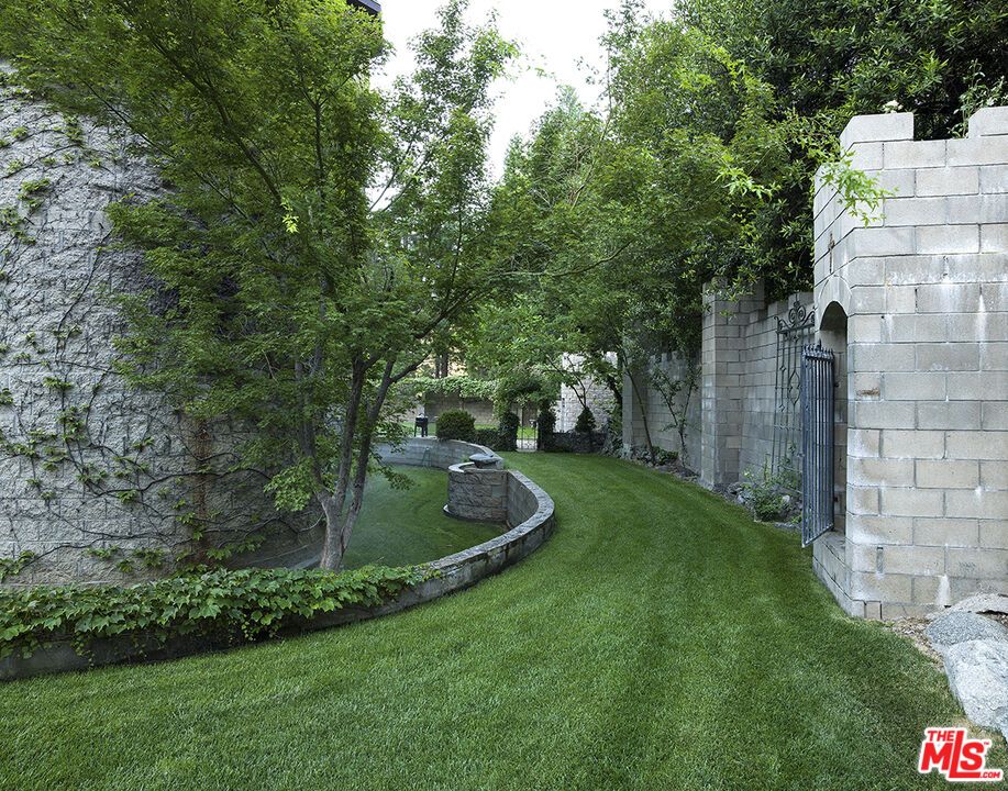 Backyard, Exterior, Outdoor Kitchen