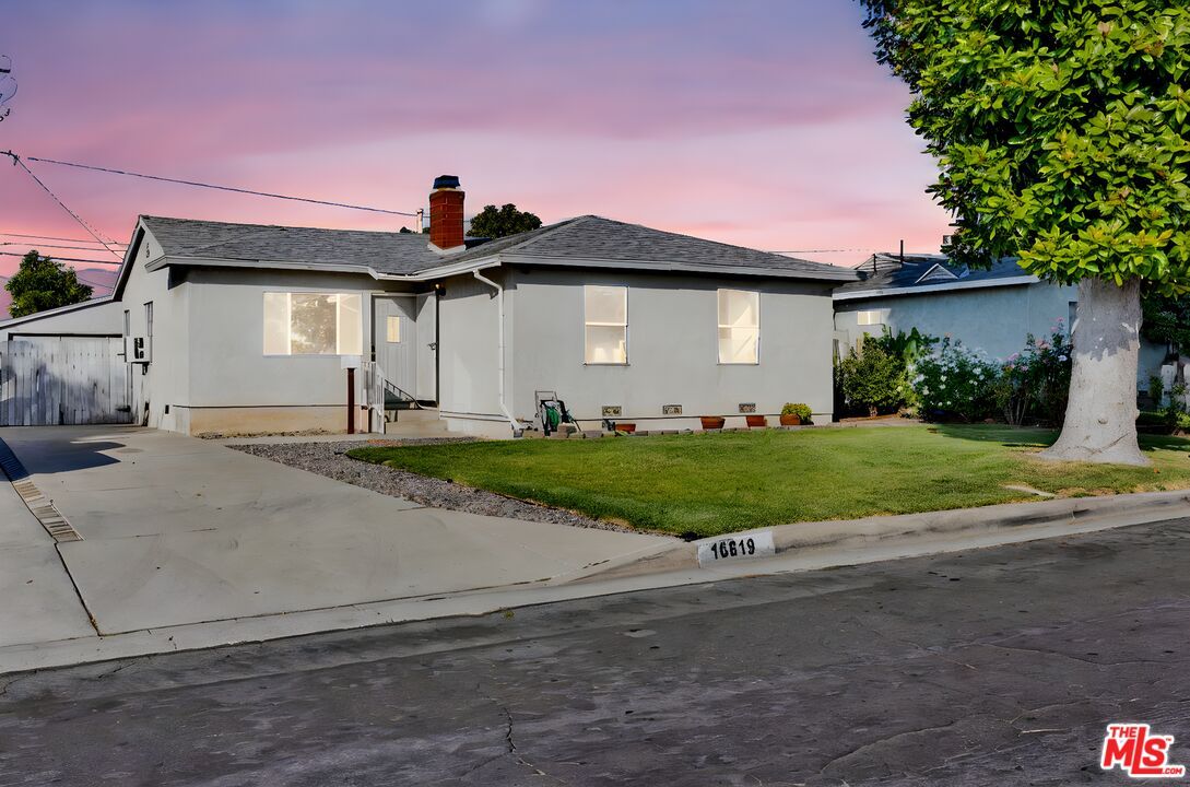 Backyard, Exterior, Facade, Ranch