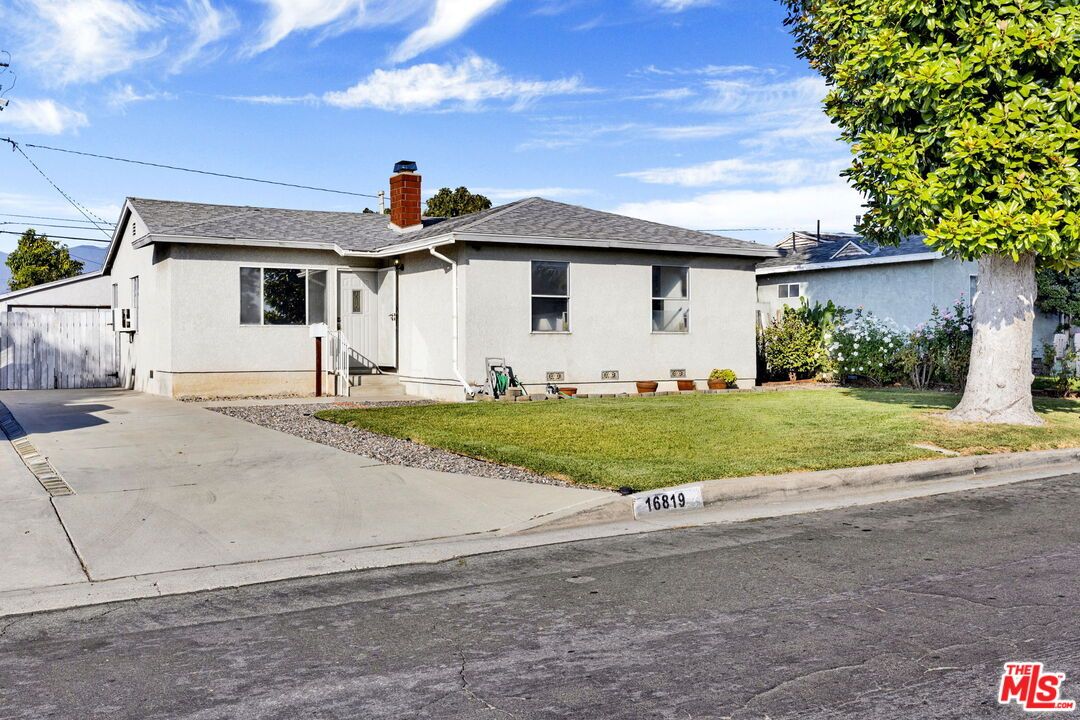 Exterior, Facade, Ranch