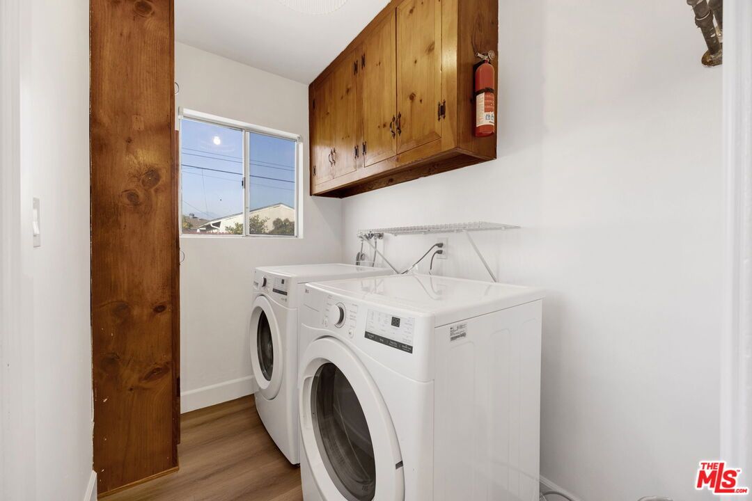 Interior, Washer, Wood Texture Flooring