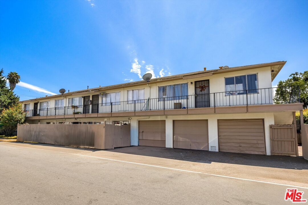 Attached, Exterior, Facade, Modern