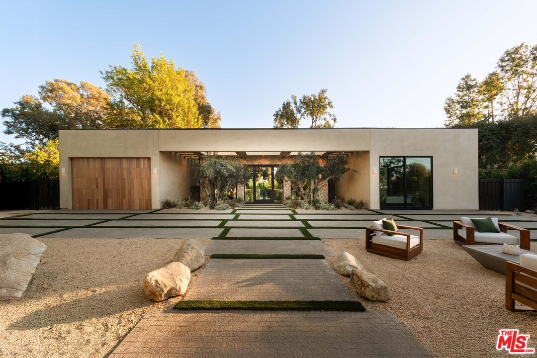 Backyard, Exterior, Facade, Modern