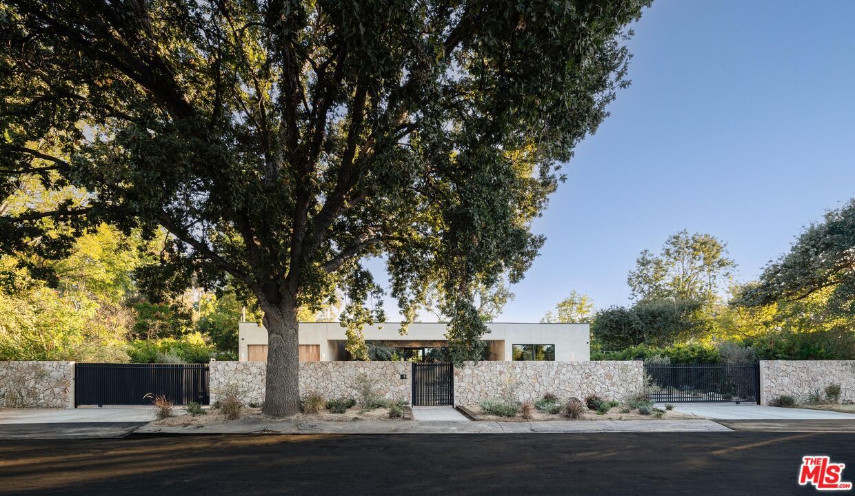 Exterior, Facade, Modern