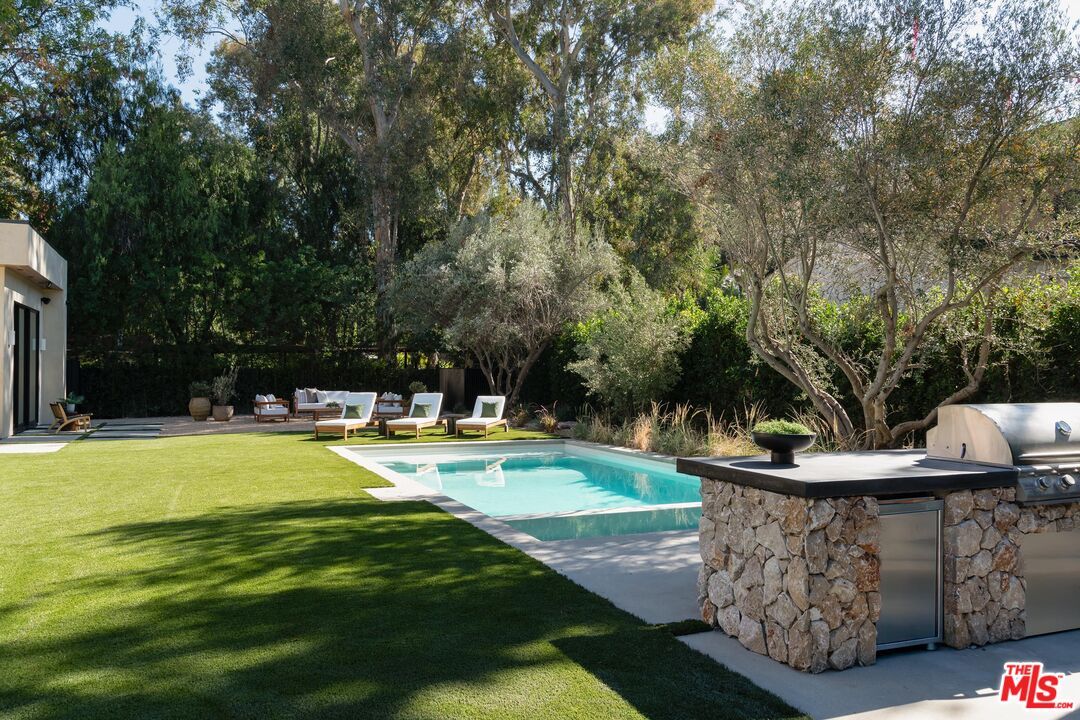 Exterior, Outdoor Kitchen, Pool