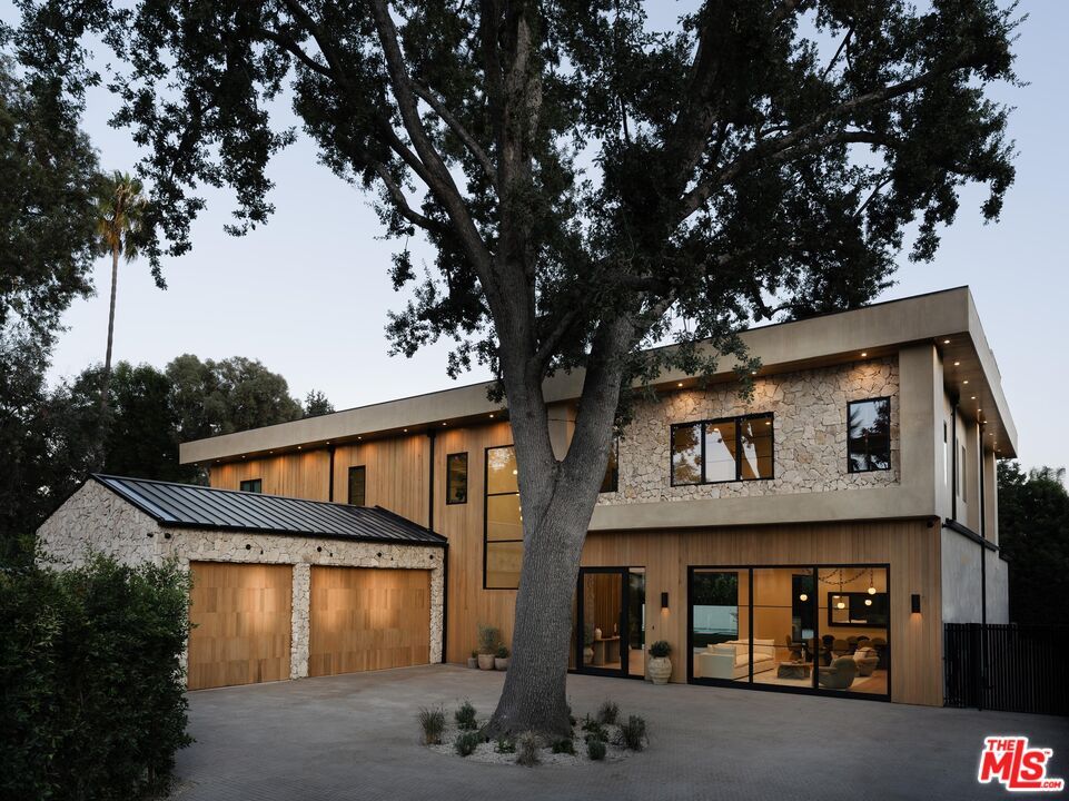 Attached, Exterior, Facade, Modern