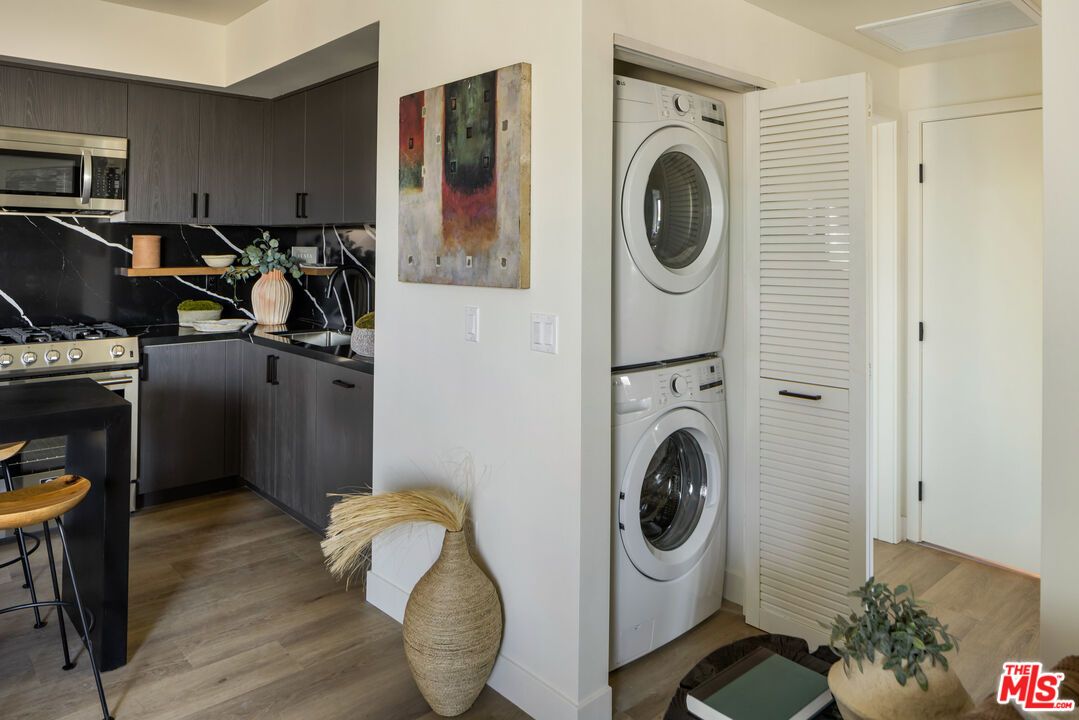 Interior, Kitchen, Utility Closets, Washer, Wood Texture Flooring