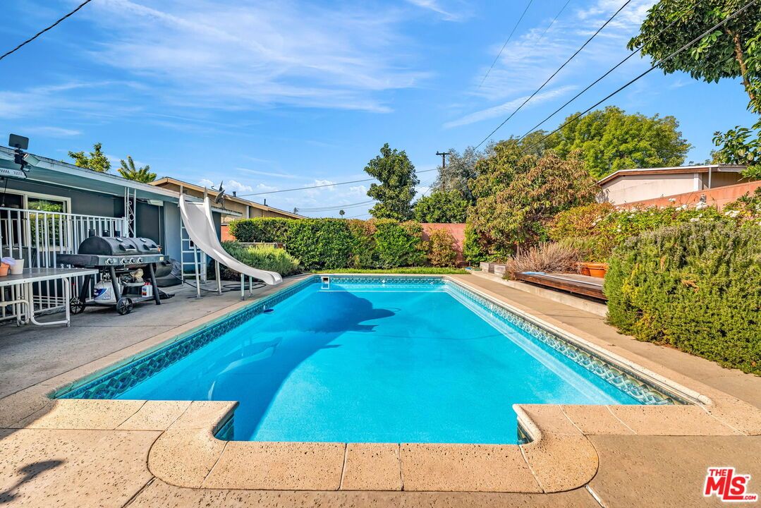 Exterior, Playground, Pool
