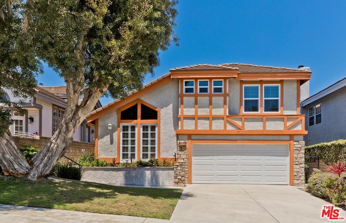 Attached, Exterior, Facade, Modern