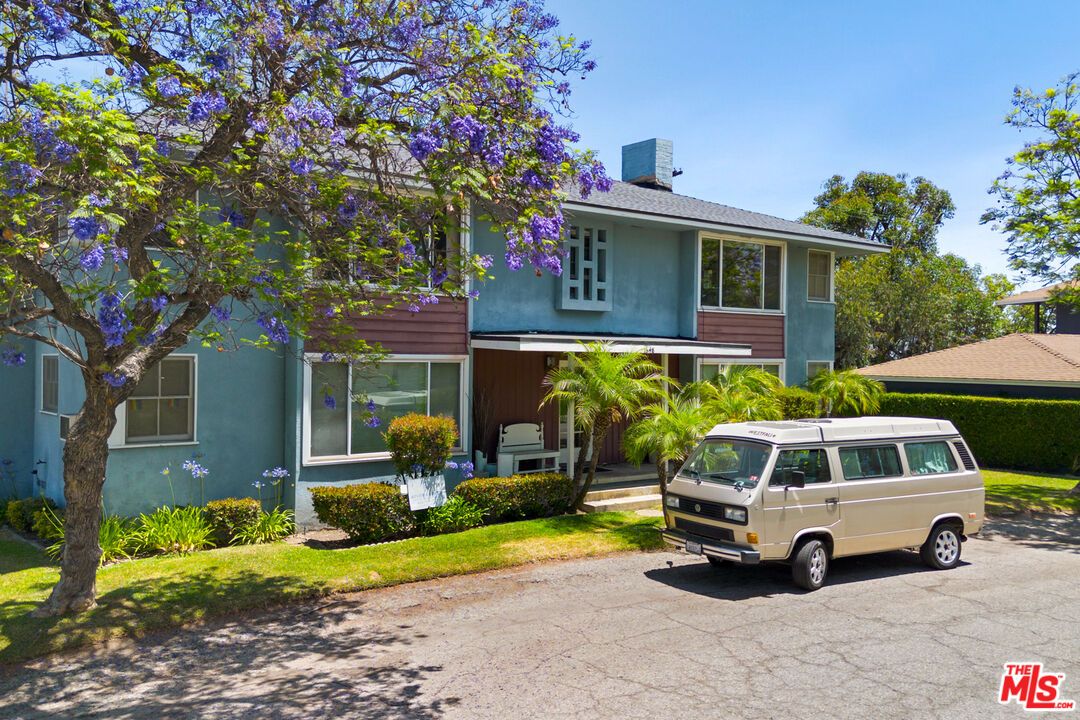 Exterior, Facade, Raised Ranch