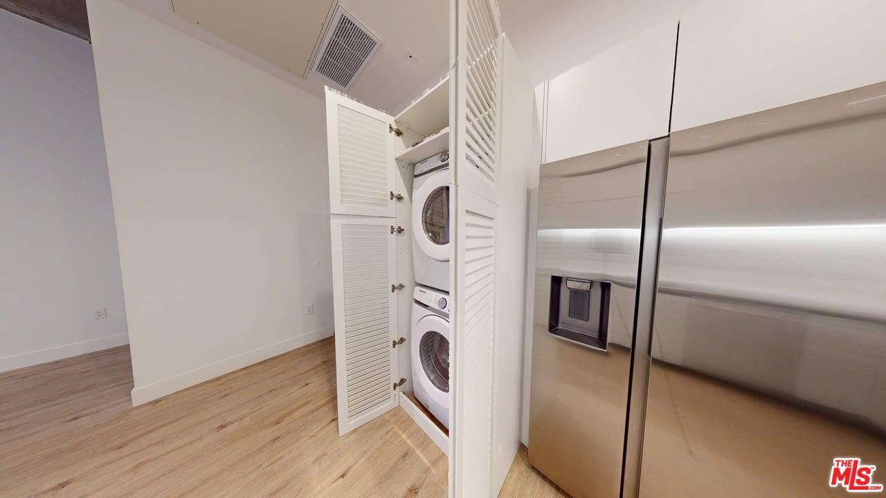 Interior, Utility Closets, Washer, Wood Texture Flooring