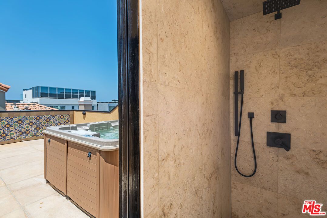 Bathroom, Exterior, Hot Tub