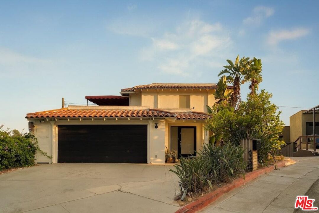 Attached, Exterior, Facade, Mediterranean