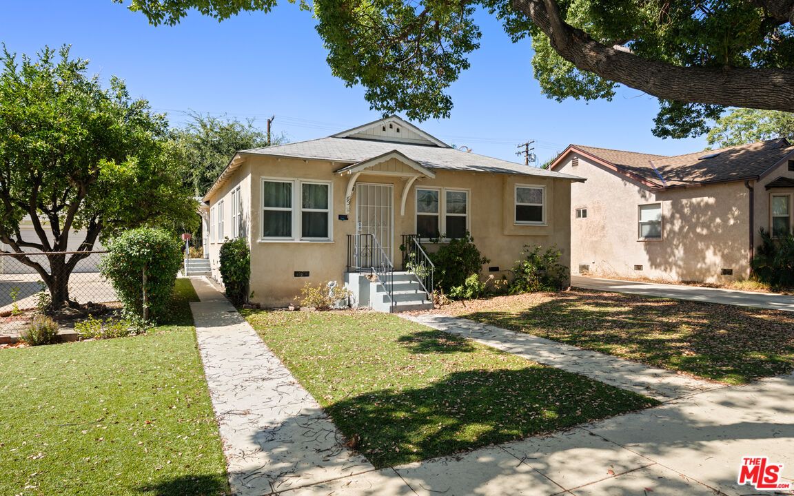 Backyard, Exterior, Facade, Ranch